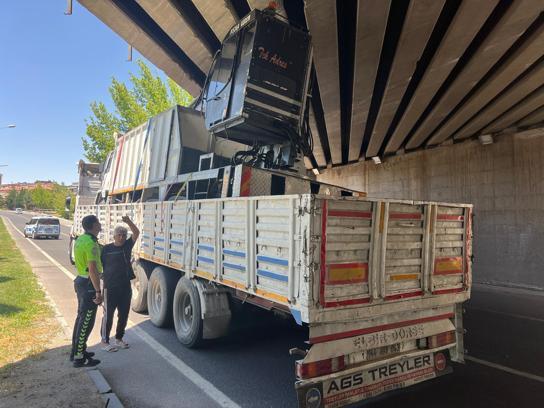 Nevşehir’de iş makinesi yüklü TIR, köprüde sıkıştı