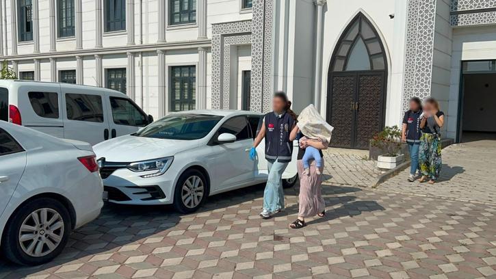 Hırsızlık şüphelileri, kucaklarında bebeklerle adliyeye sevk edildi