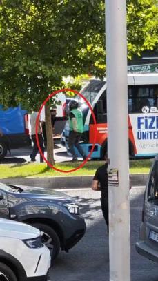 Motokuryeden yol verme tartışmasında minibüse kasklı saldırı; o anlar kamerada