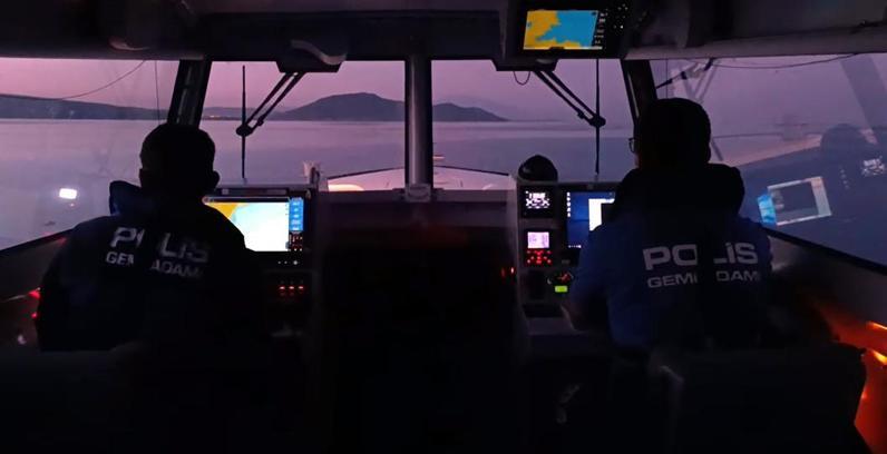 Van Gölü’nde mahsur kalan 7 kişiyi, deniz polisi kurtardı