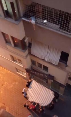 Balkon filesine takılan çocuğu itfaiye kurtardı