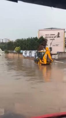 Kocaeli'de sağanak etkili oldu; cadde ve sokaklar göle döndü
