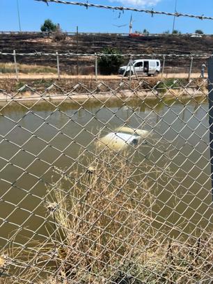Sulama kanalına uçan otomobildeki anne ve 2 çocuğu kurtarıldı