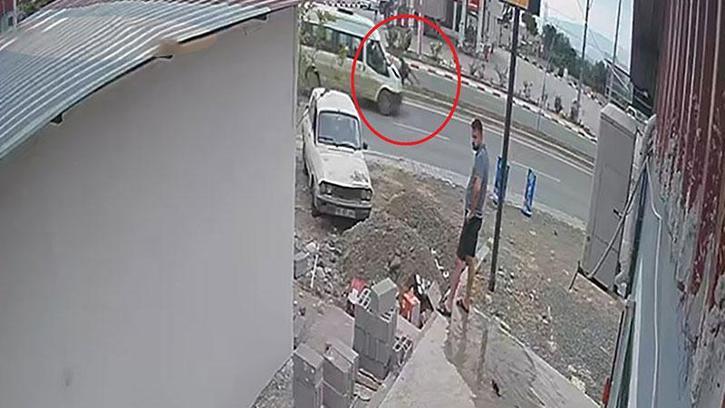 Minibüsün ata çarpması kamerada