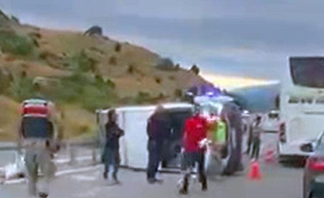 Devrilen minibüste 6'sı çocuk 16 kişi yaralandı