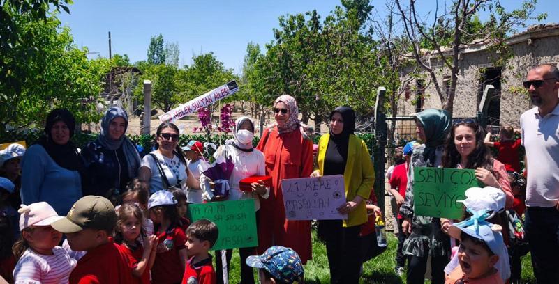 Minik öğrencilerden öğretmenlerine moral ziyareti