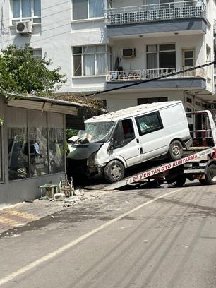 Kazaya karışan minibüs, kıraathanede oturanlara çarptı: 1 ölü, 3 yaralı
