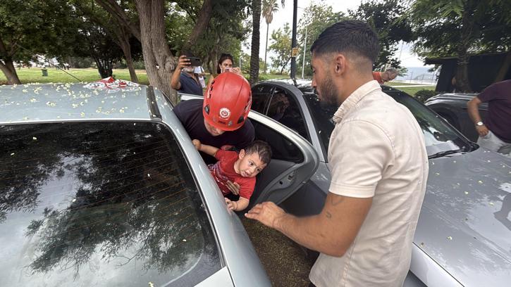 Otomobilde kilitli kalan 1 yaşındaki Firuz'u itfaiye kurtardı