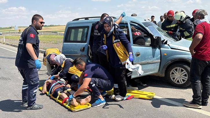 Otomobil ile hafif ticari araç çarpıştı: 1'i ağır 5 yaralı