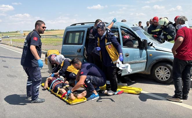 Otomobil ile hafif ticari araç çarpıştı: 1'i ağır 5 yaralı