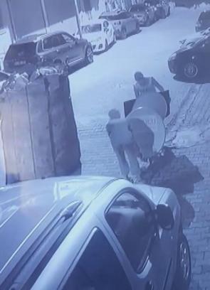 Ataşehir’de uydu anteni hırsızlığı kamerada