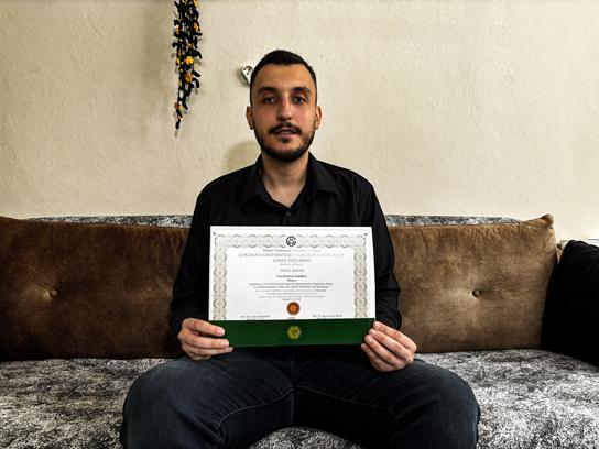 Kaza geçirip eğitimine ara veren Deniz, tedavi sonrası döndüğü okulunda fakülte birincisi oldu