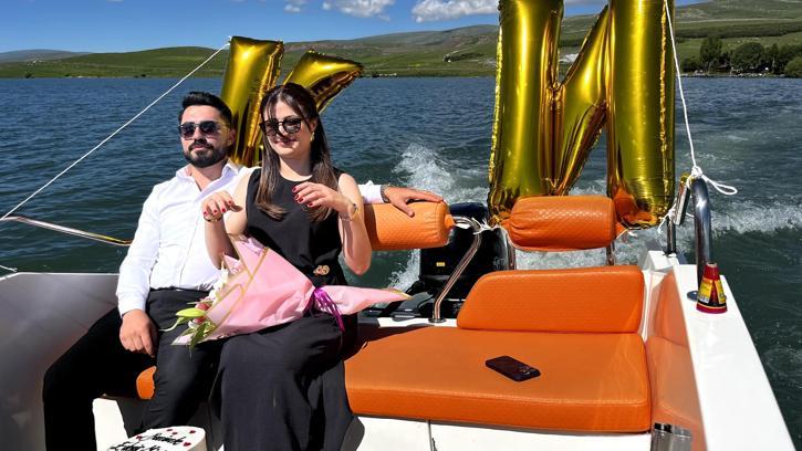 Çıldır Gölü’nde teknede evlilik teklifi