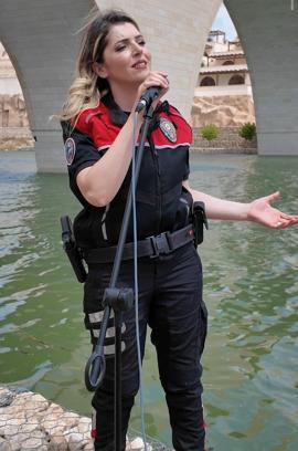 Batman polisi, Hasankeyf’in tarihi dokusu ile müziği buluşturdu