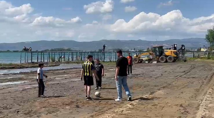 İznik Gölü’nde iskelenin karada kaldığı alan, çocuklara futbol sahası oldu