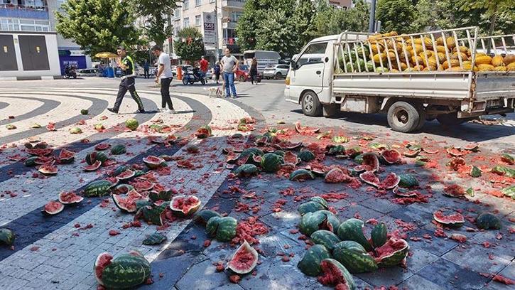 Satışına izin verilmediğini öne sürdüğü karpuzları belediye önünde parçaladı