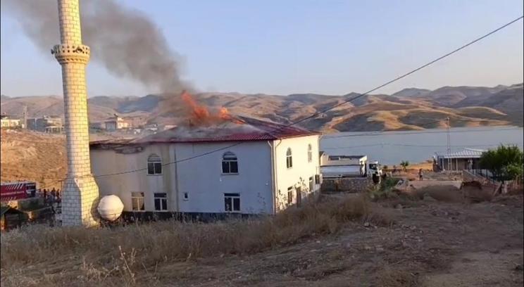 Hasankeyf'te caminin çatısında çıkan yangın söndürüldü