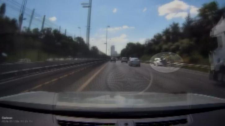 Üsküdar'da emniyet şeridinde duran otomobile motosiklet çarptı; kaza kamerada