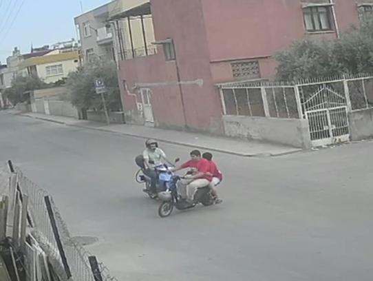 Tarsus’ta 2 motosikletin çarpıştığı kazada kamerada