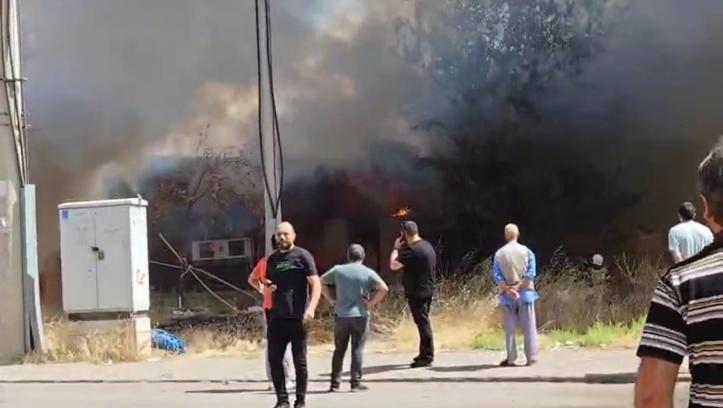 Marangoz atölyesinde çıkan yangında 2 kişi dumandan etkilendi