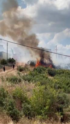 Anız tarlasındaki yangın, yerleşim yerlerine sıçramadan söndürüldü