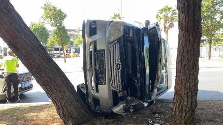 Bakırköy'de ağaçlara çarpan otomobil yan yattı; sürücü yaralandı