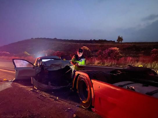 Otoyolda emniyet şeridinde duran TIR'a otomobil çarptı: 2 ölü