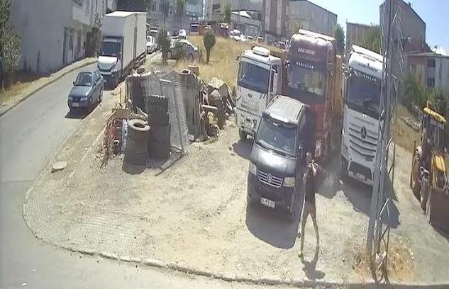 Avcılar'da park halindeki kamyonlardan hırsızlık kamerada