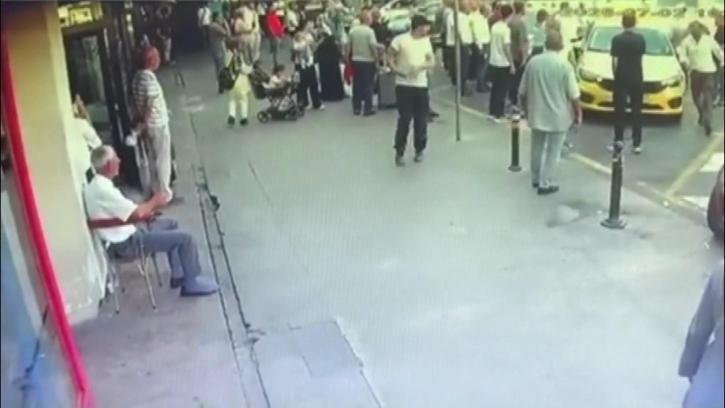 Otogara babasını almaya gelen taksici ile duraktaki şoförler arasında bıçaklı kavga: 2 yaralı