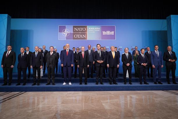 NATO Zirvesi'nde aile fotoğrafı çekildi