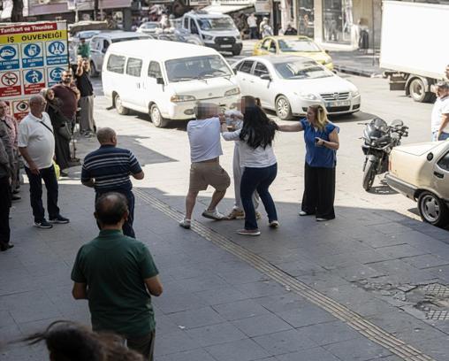 Otomobilin çarptığı motosikletin aynası kırıldı; çıkan kavgada 3 kişi yaralandı