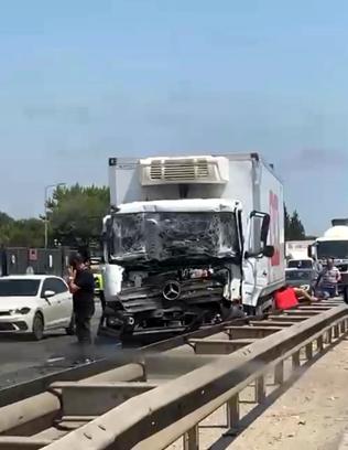 Çorlu’da iki kamyon çarpıştı; sürücüler yaralı