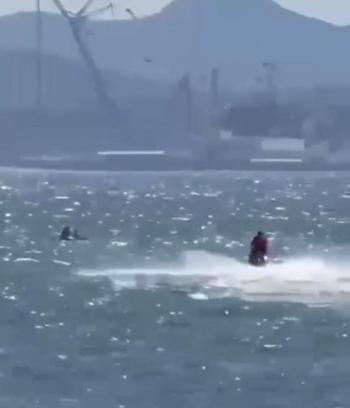 Rüzgarla açığa sürüklenen SUP'taki anne ve kızı cankurtaranlar kurtardı