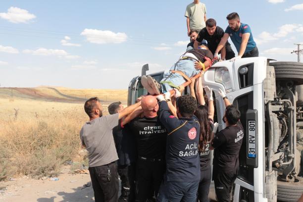 Cizre’de kontrolden çıkarak devrilen TIR’ın şoförü yaralandı