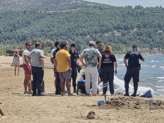 İzmir'de sahilde erkek cesedi bulundu