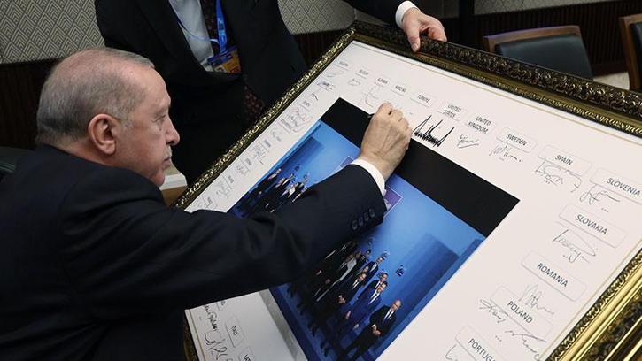 Cumhurbaşkanı Erdoğan, NATO Zirvesi'ne katılan liderlerin imzaladığı tabloya imzasını attı