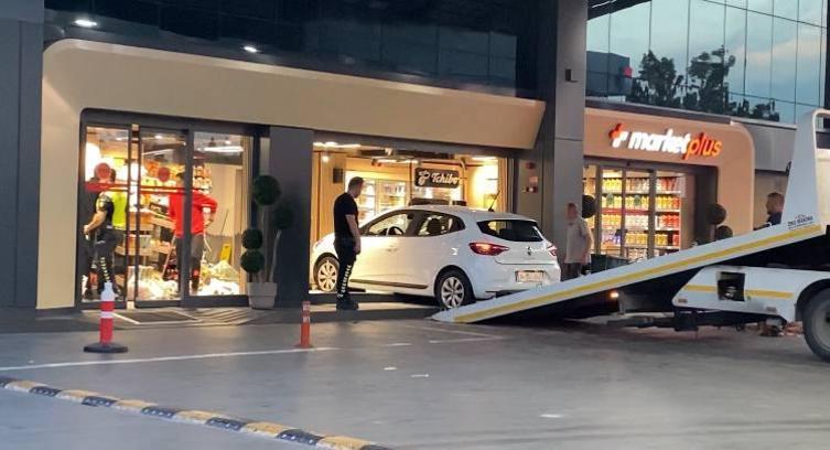 Bağcılar’da akaryakıt istasyonundaki otomobil markete daldı; müşteri yaralandı