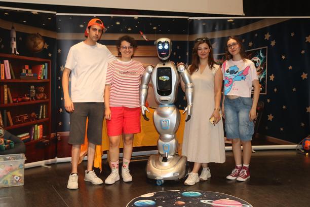 Yapay zeka destekli robot, çocuk tiyatrosunda sahneye çıktı