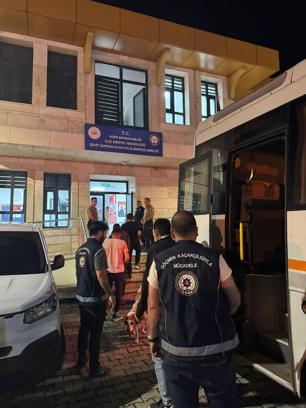 Artvin'de 56 göçmen yakalandı; 3 şüpheliye işlem yapıldı