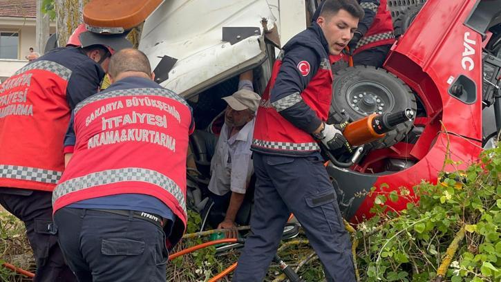 Forklift yüklü vinçli kamyonet devrildi, sıkışan sürücüyü itfaiye kurtardı
