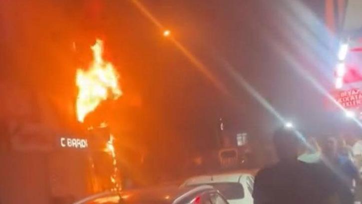 Küçükçekmece'de 5 katlı iş hanında çıkan yangın söndürüldü