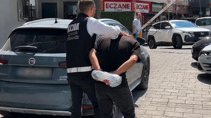 İzmir’de oto galeriyi kurşunlayan 2 şüpheli tutuklandı