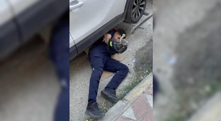 Otomobilin motor kısmına giren yavru kediyi itfaiye kurtardı