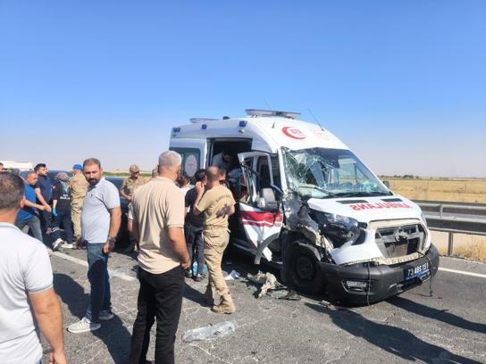 Zincirleme kazaya karışan ambulanstaki 2 sağlık çalışanı ile hasta yaralandı