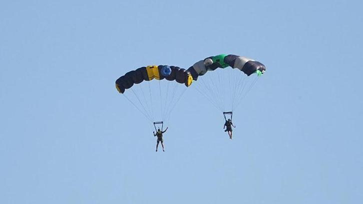 Erzincan'da sporcuların wingsuit ve base jump atlayışı nefes kesti