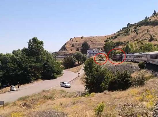 Yolcu treni hemzemin geçitte otomobile çarptı; kaza kamerada
