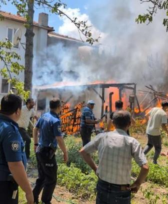 Amasya'da depo ve kameriye yandı