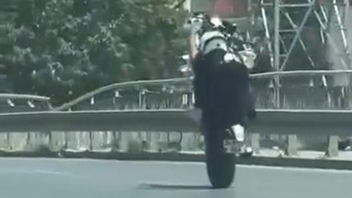 Esenyurt’ta motosikletlinin tek teker üzerinde tehlikeli yolculuğu kamerada