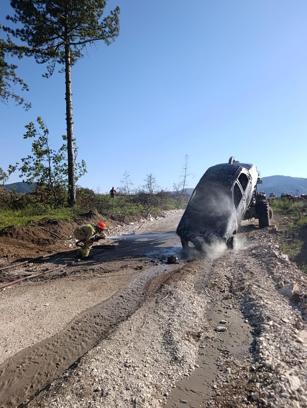 Otomobilde çıkan yangın ormana sıçradı