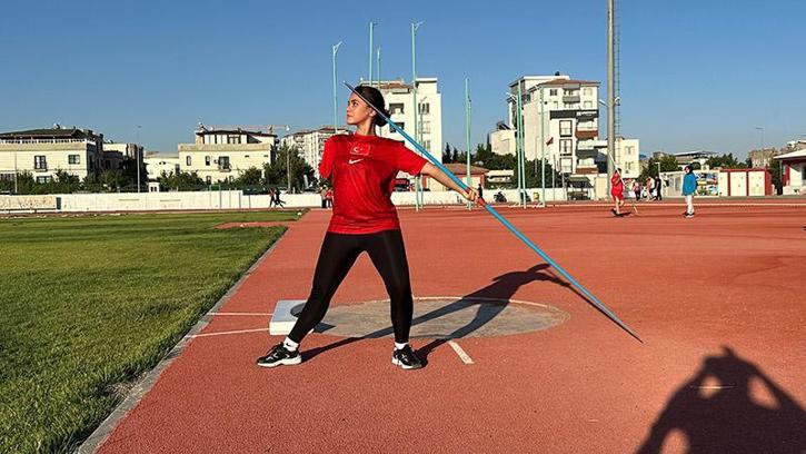 Enkazda ailesini ve kolunu kaybeden Meryem, 3 farklı branşta Türkiye şampiyonu oldu